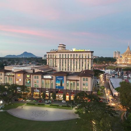 The Waterfront Hotel Kuching Ngoại thất bức ảnh The Royal Paragon Hotel