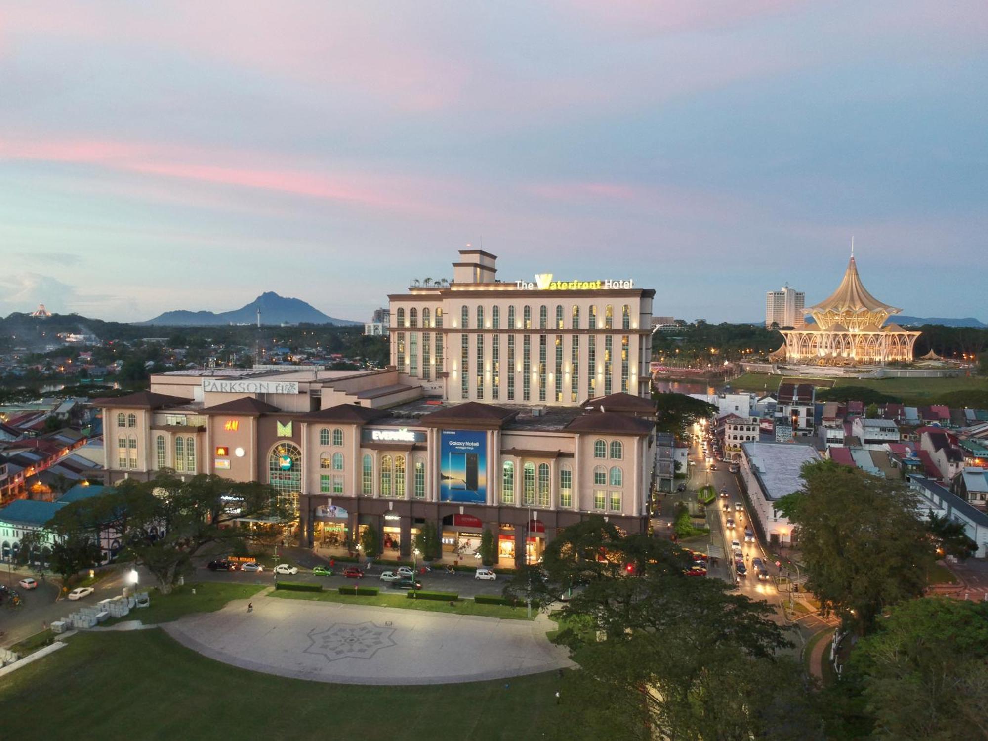 The Waterfront Hotel Kuching Ngoại thất bức ảnh The Royal Paragon Hotel
