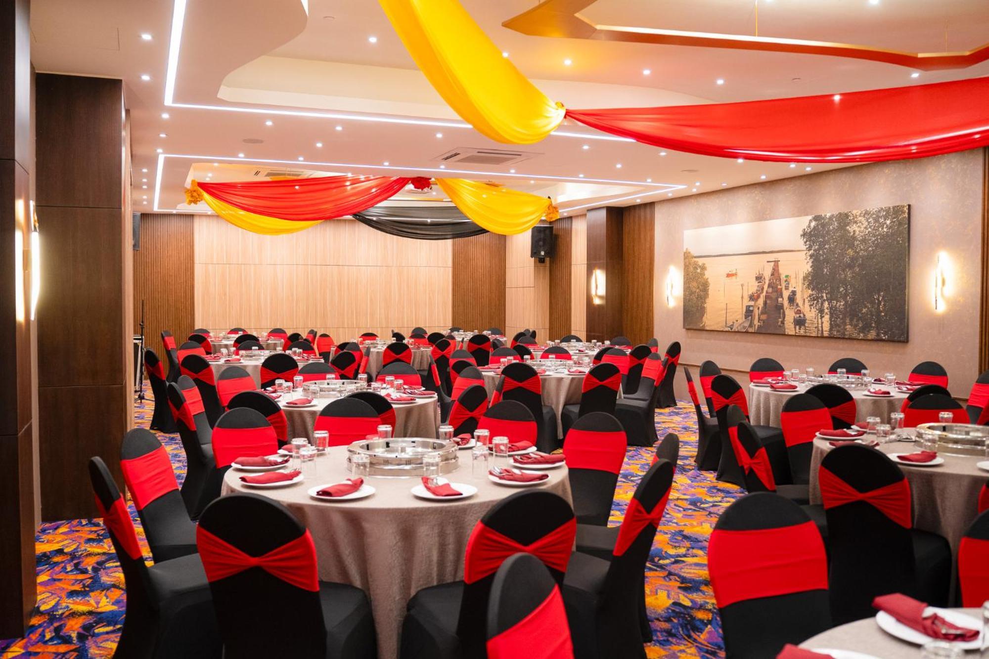 The Waterfront Hotel Kuching Ngoại thất bức ảnh The ballroom