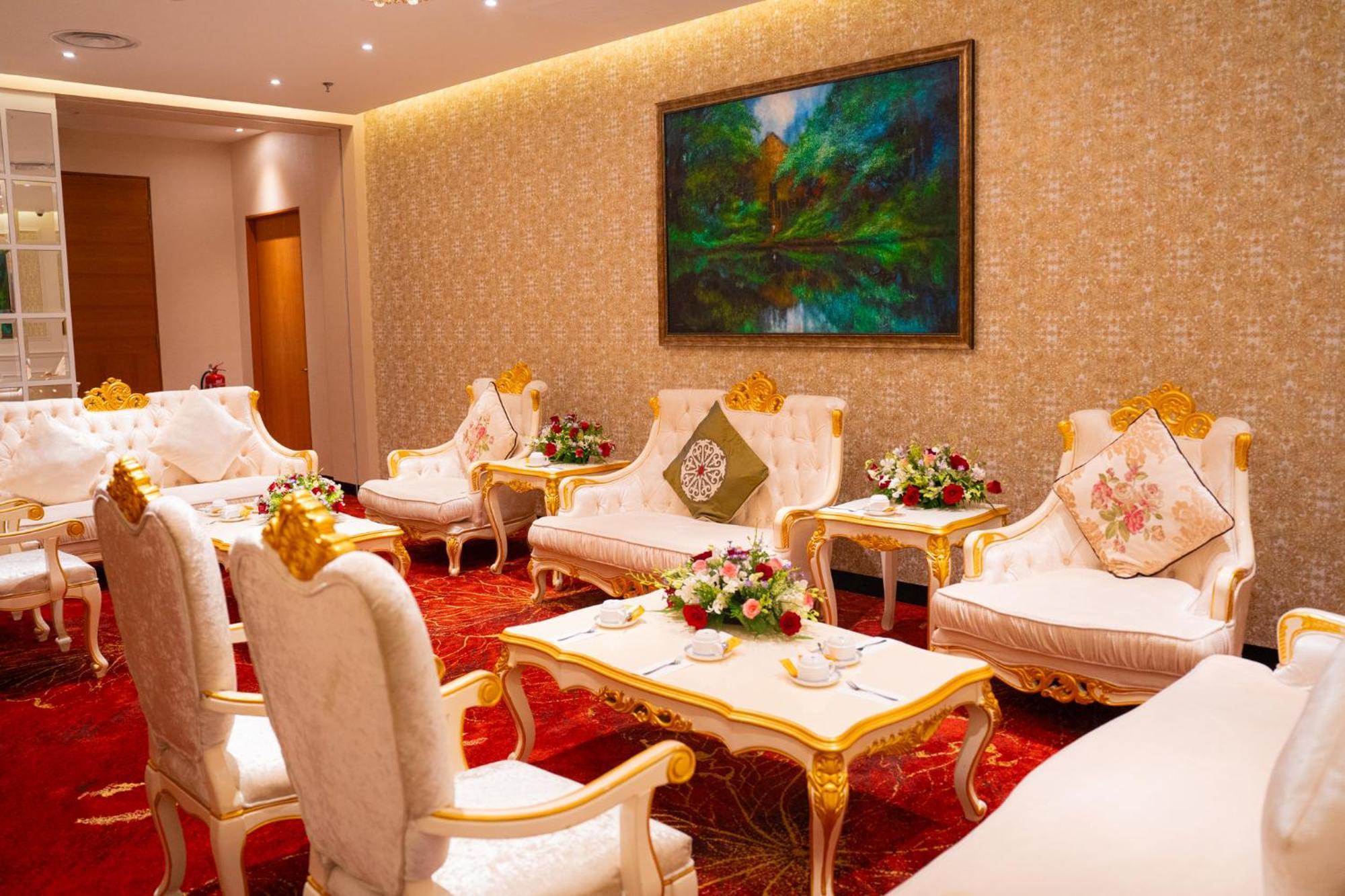 The Waterfront Hotel Kuching Ngoại thất bức ảnh The interior of the hotel