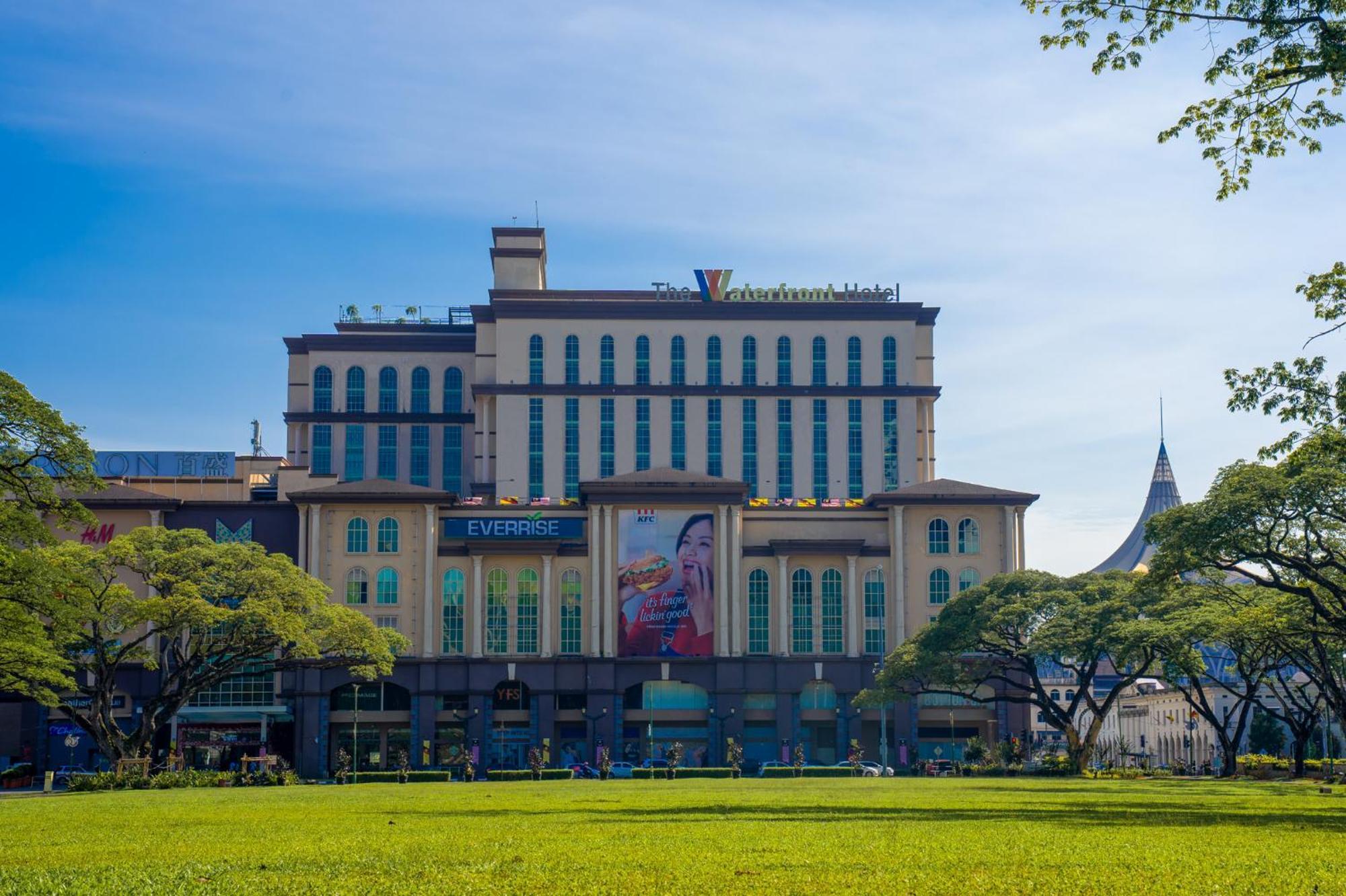 The Waterfront Hotel Kuching Ngoại thất bức ảnh The hotel in 2019