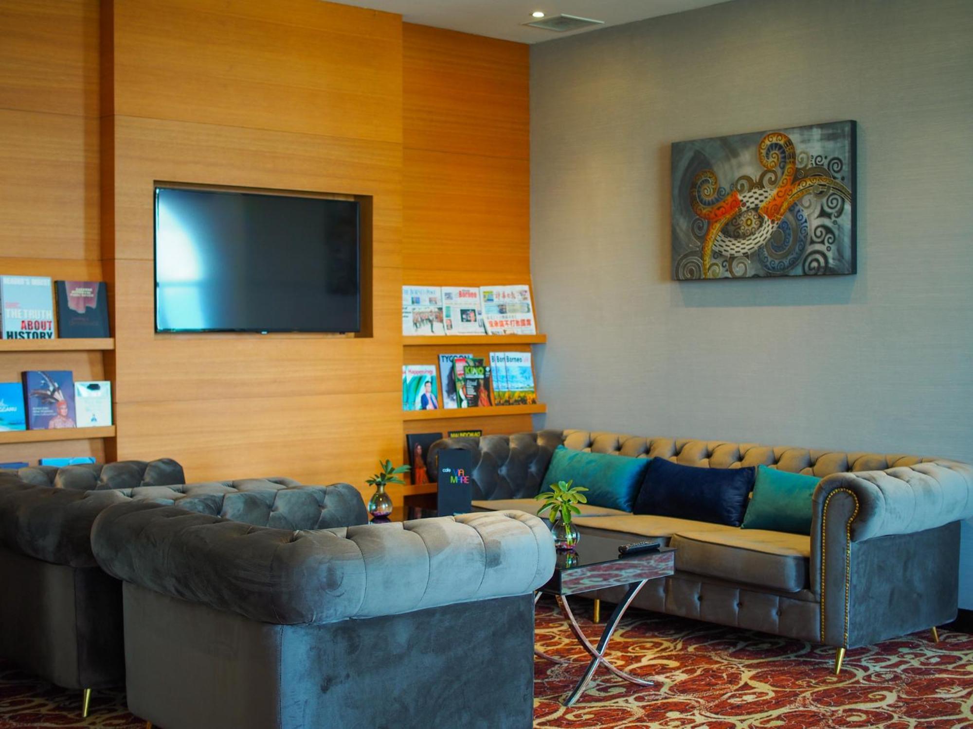 The Waterfront Hotel Kuching Ngoại thất bức ảnh The lounge at Kilimanjaro International Airport