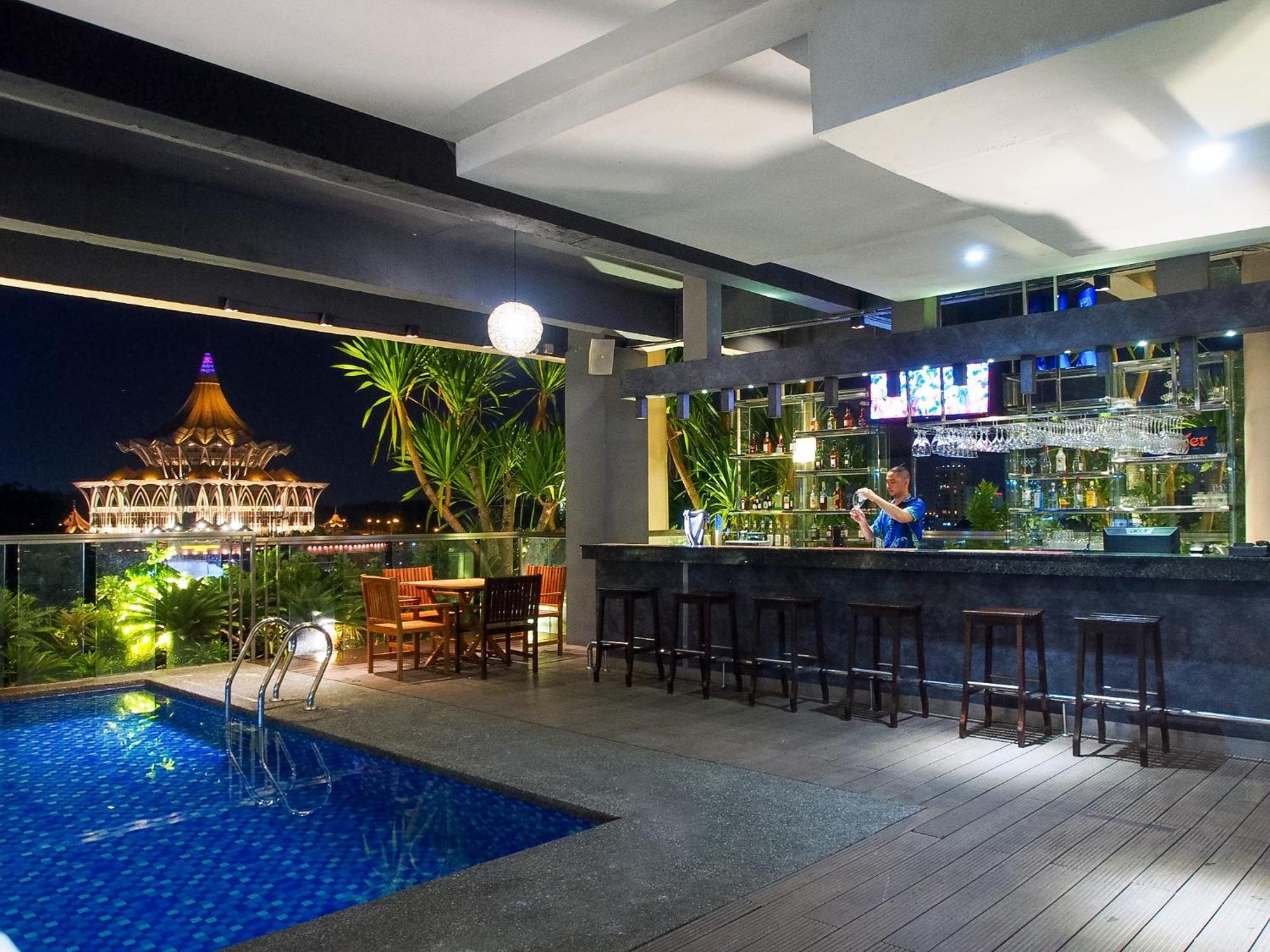 The Waterfront Hotel Kuching Ngoại thất bức ảnh Sky Bar