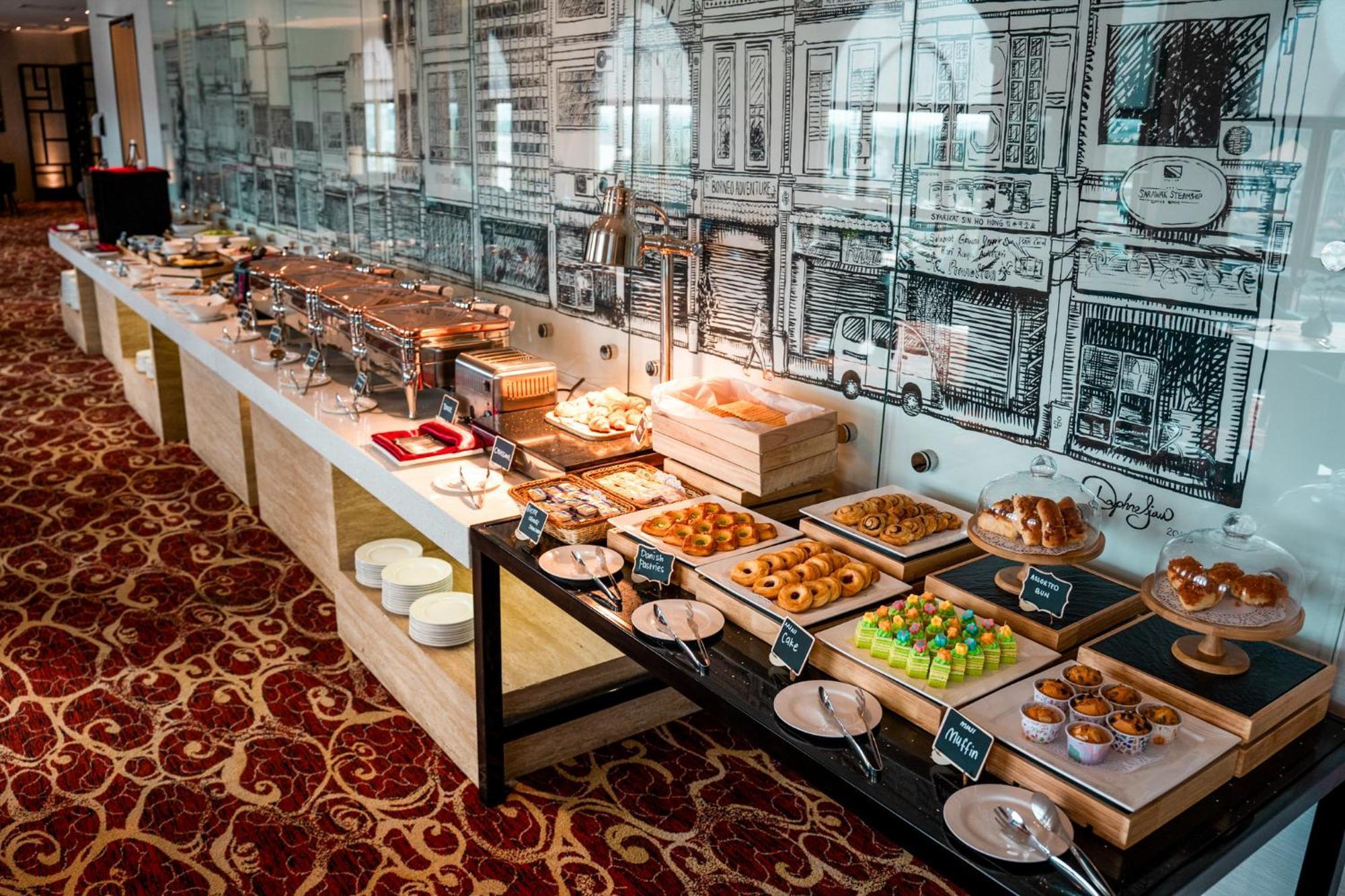 The Waterfront Hotel Kuching Ngoại thất bức ảnh A buffet at a hotel