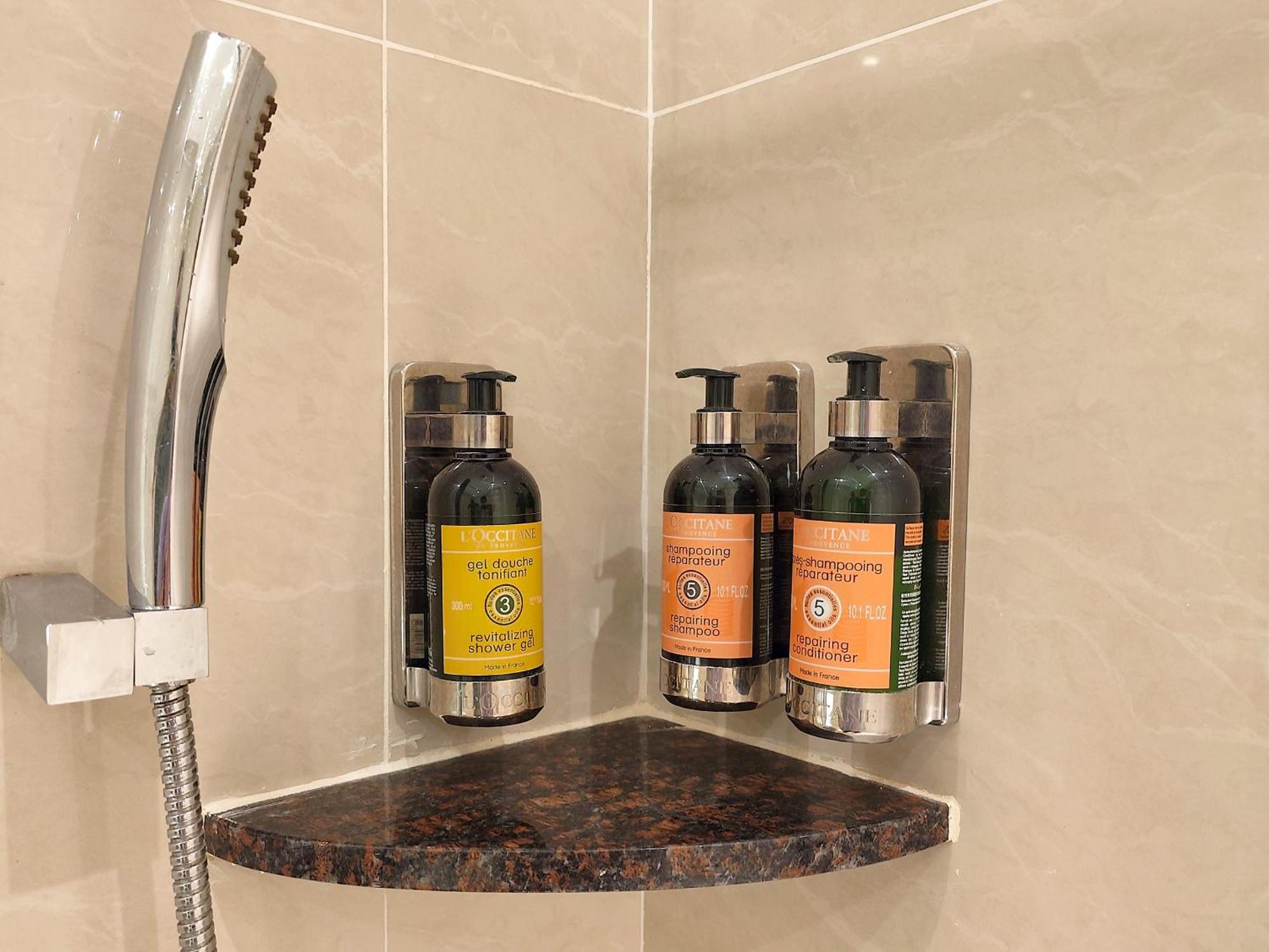 The Waterfront Hotel Kuching Ngoại thất bức ảnh Shower gel