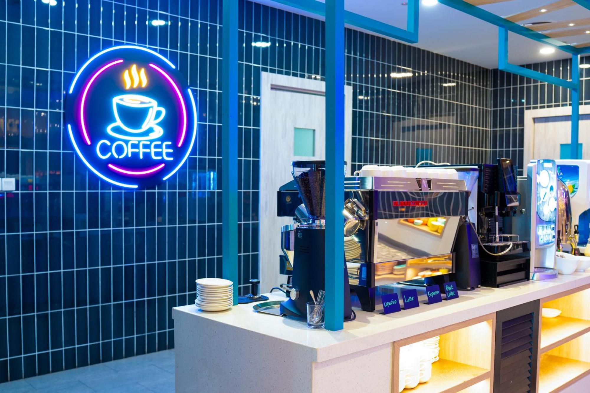 The Waterfront Hotel Kuching Ngoại thất bức ảnh Coffee shop