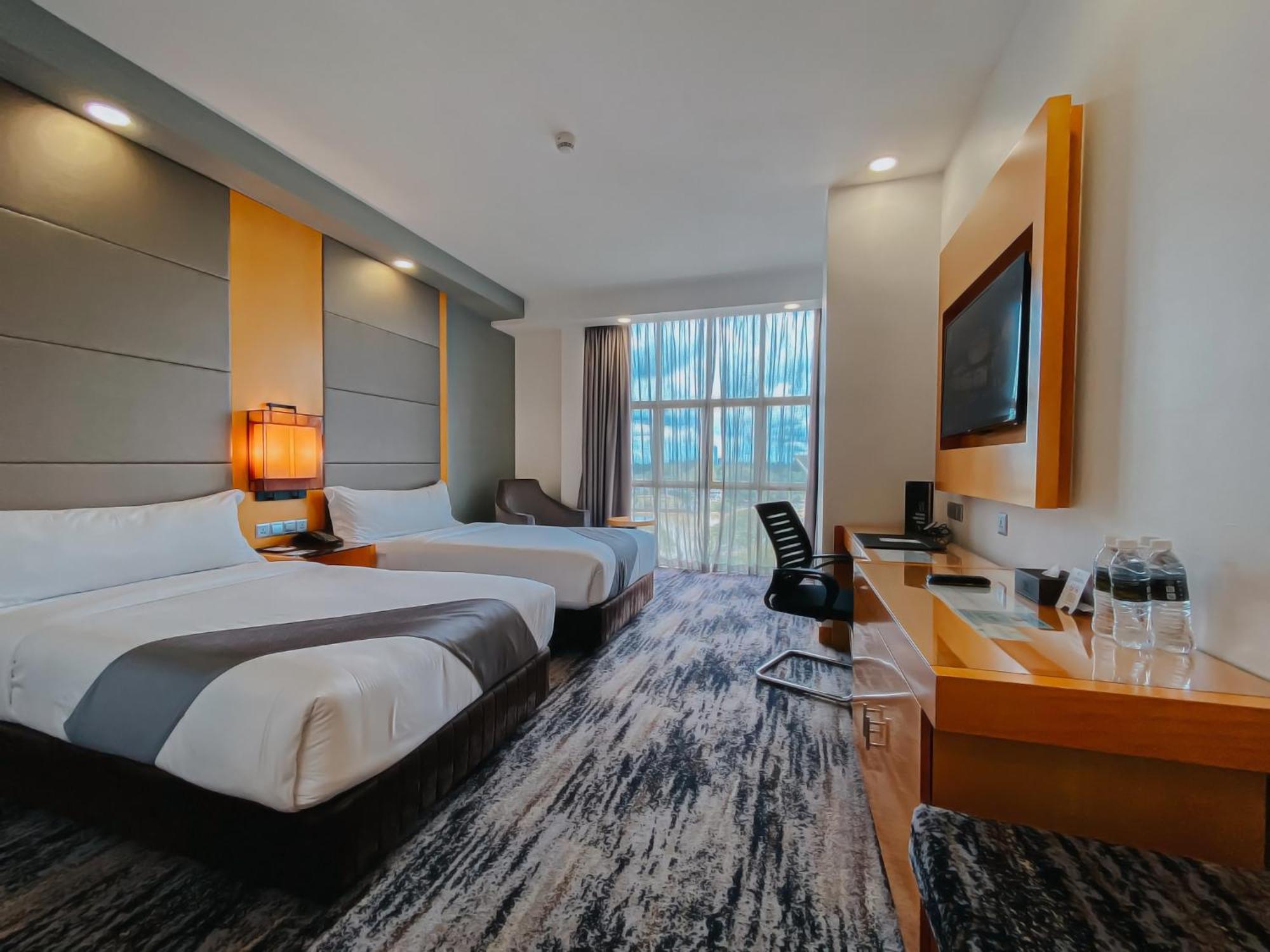 The Waterfront Hotel Kuching Ngoại thất bức ảnh Deluxe Room