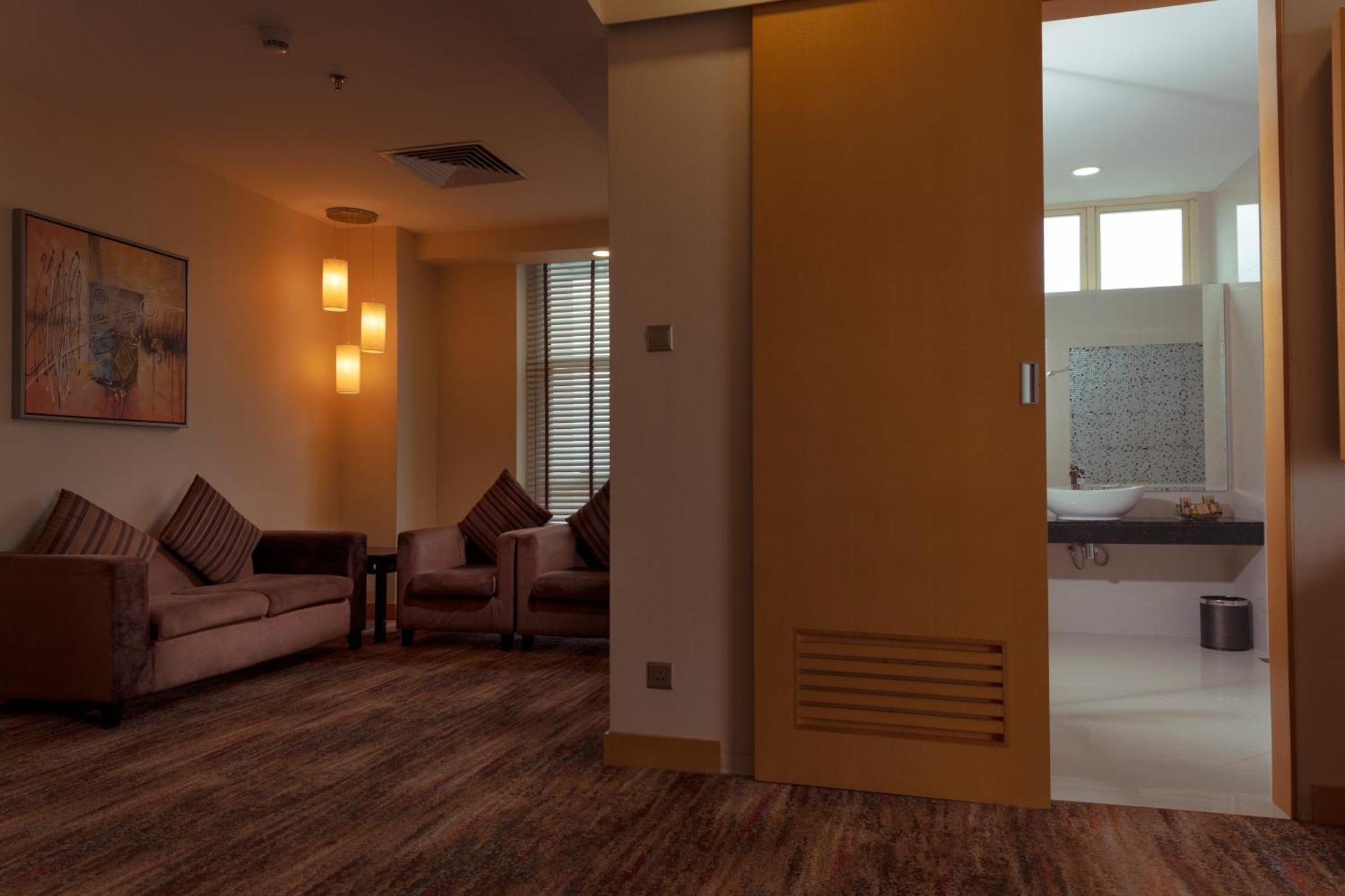 The Waterfront Hotel Kuching Ngoại thất bức ảnh A suite at the hotel
