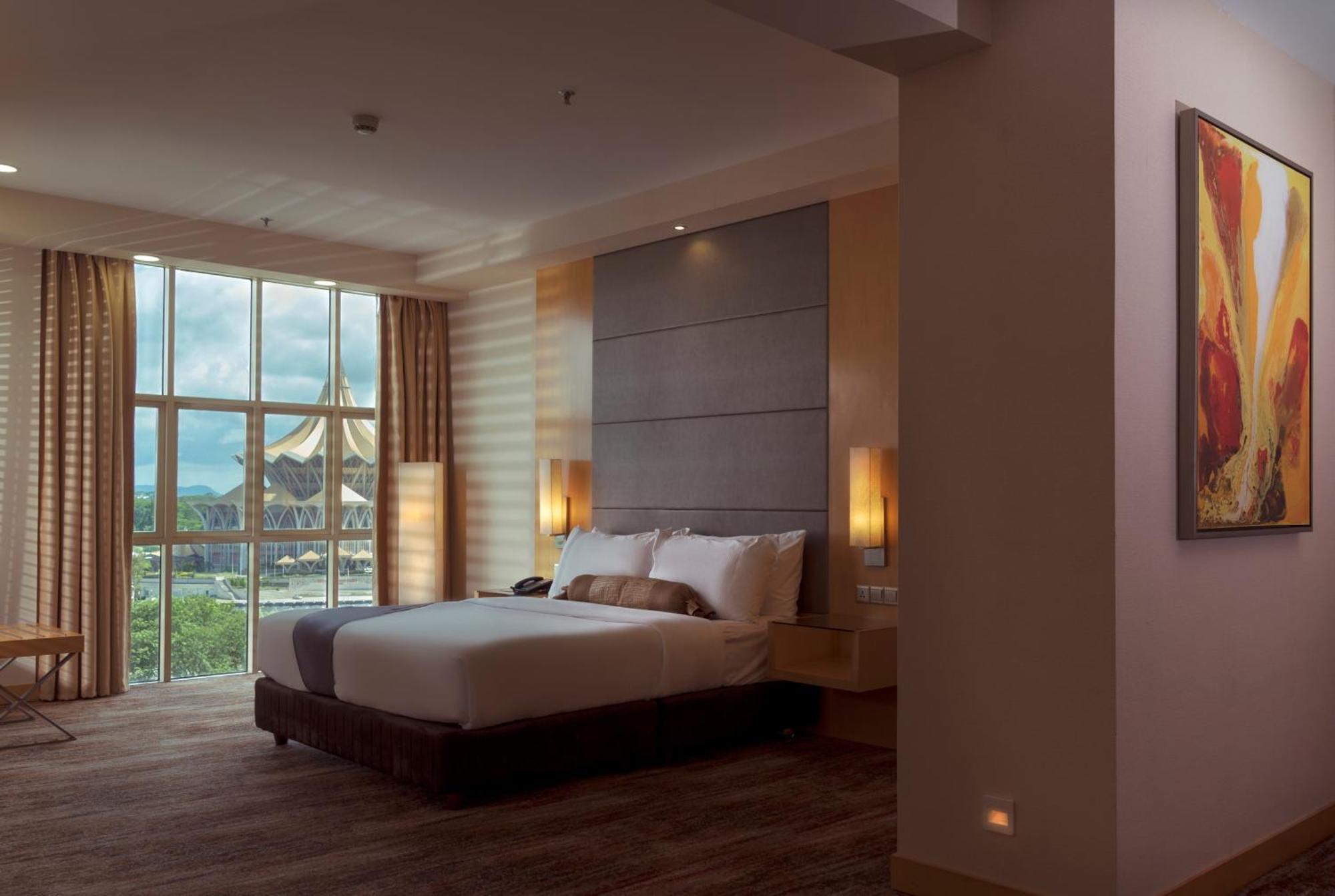 The Waterfront Hotel Kuching Ngoại thất bức ảnh A bedroom at the hotel