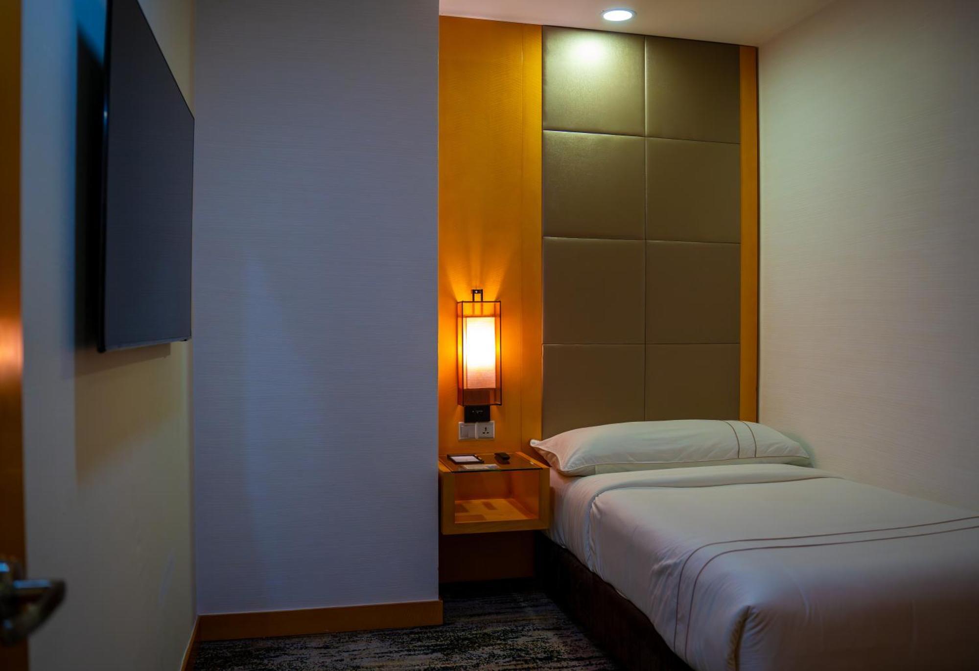 The Waterfront Hotel Kuching Ngoại thất bức ảnh A room at the hotel