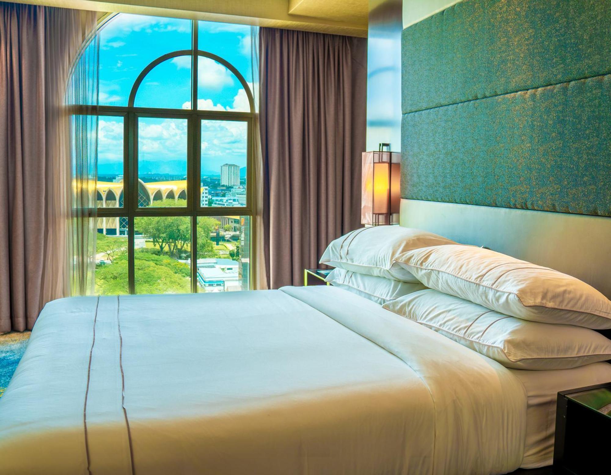 The Waterfront Hotel Kuching Ngoại thất bức ảnh Deluxe Room