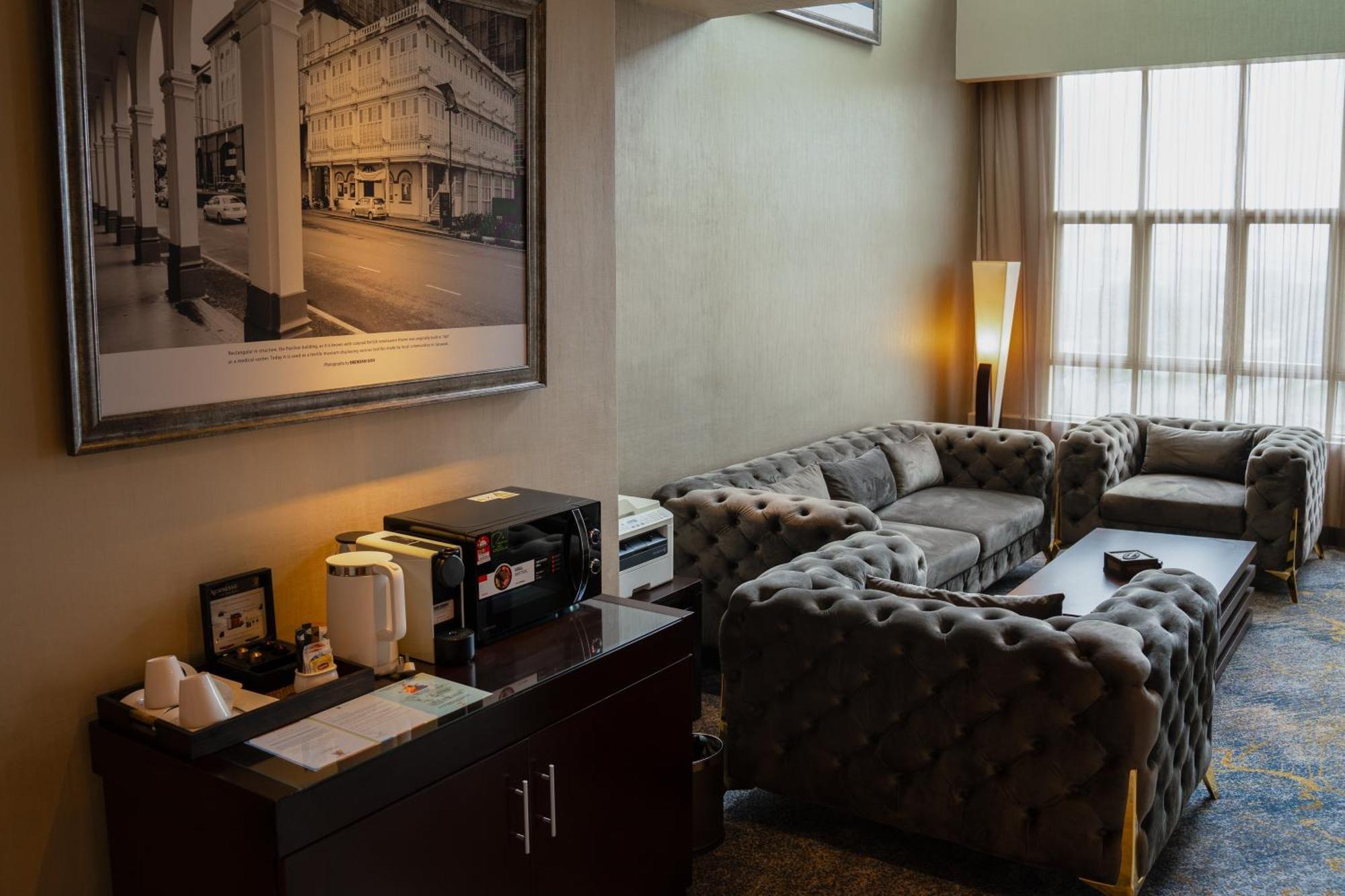 The Waterfront Hotel Kuching Ngoại thất bức ảnh The lounge at the airport