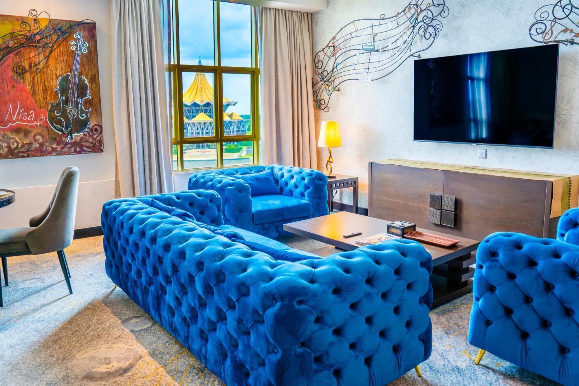 The Waterfront Hotel Kuching Ngoại thất bức ảnh A suite at the hotel