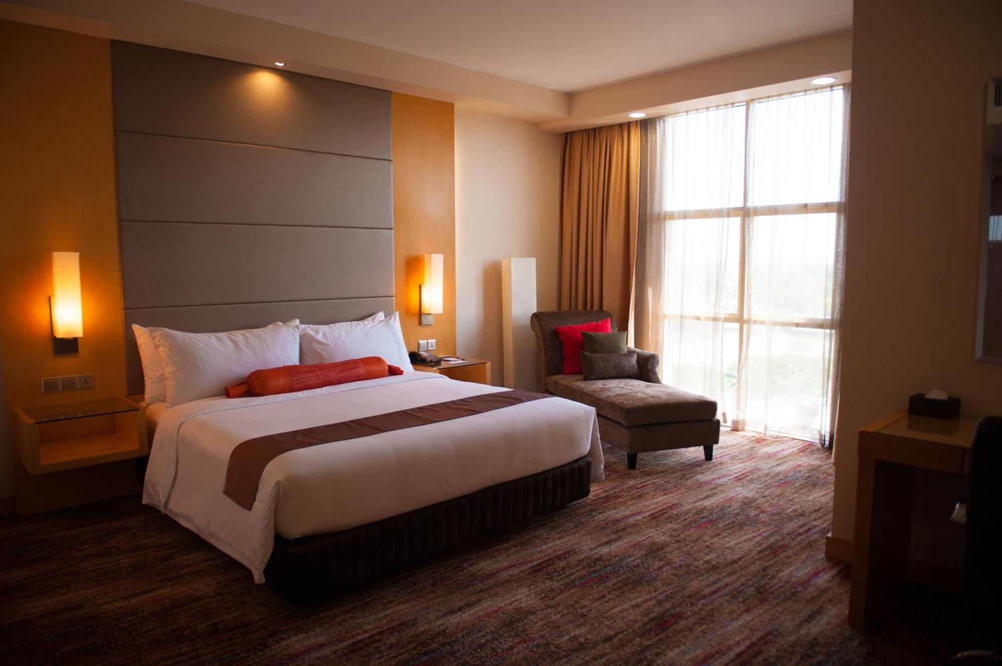 The Waterfront Hotel Kuching Ngoại thất bức ảnh A room at the hotel