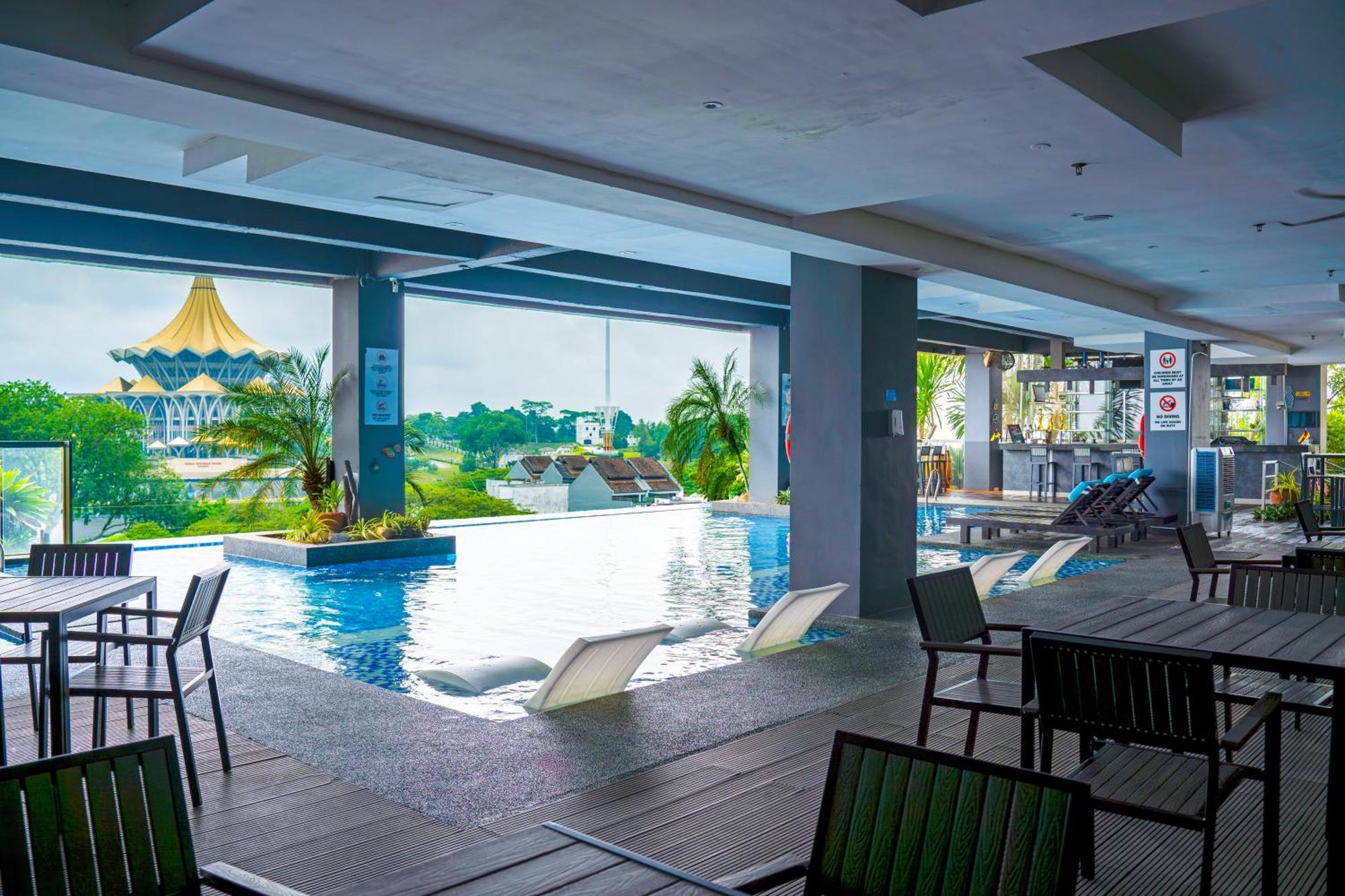 The Waterfront Hotel Kuching Ngoại thất bức ảnh The pool at the hotel