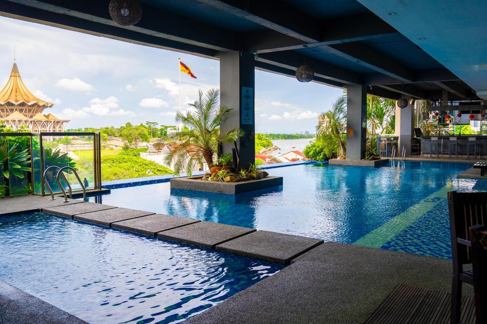 The Waterfront Hotel Kuching Ngoại thất bức ảnh Infinity pool at the hotel