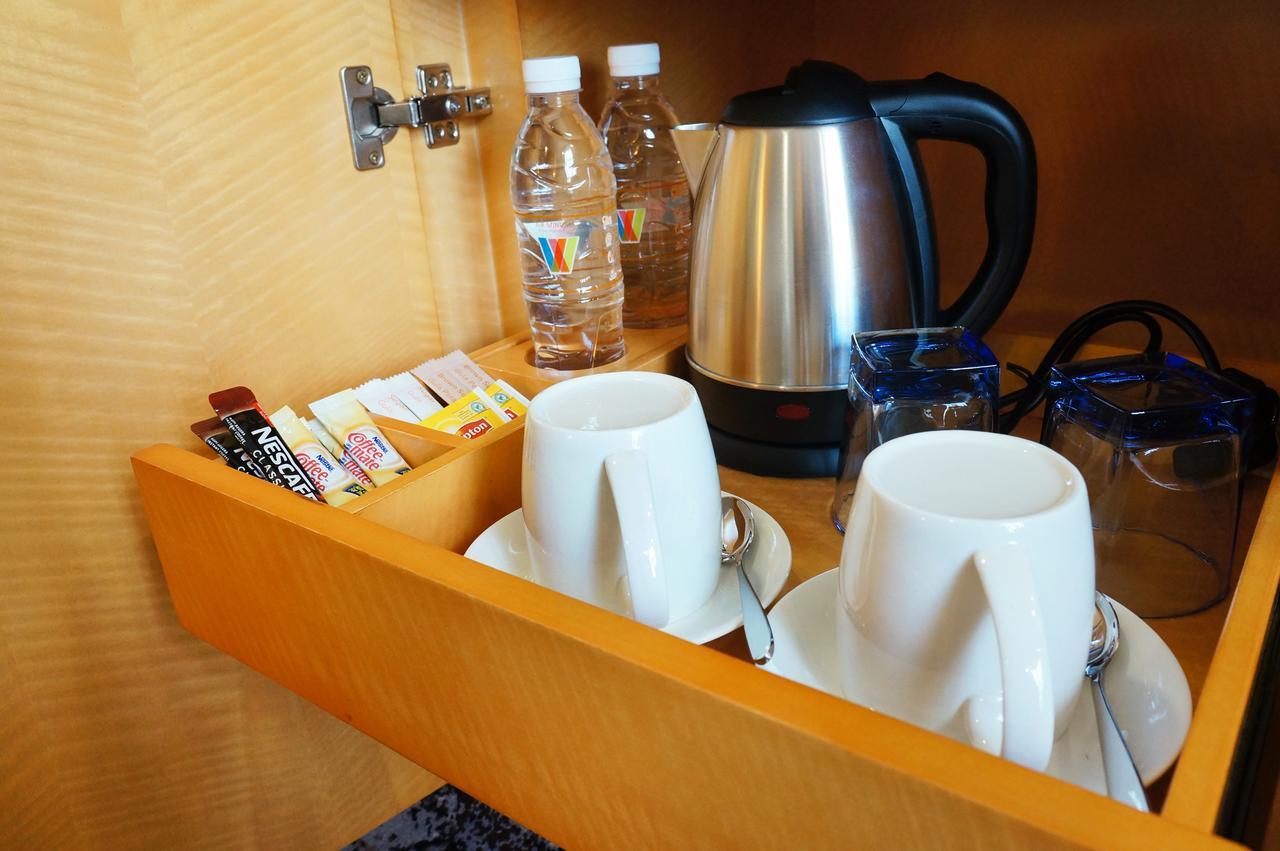 The Waterfront Hotel Kuching Ngoại thất bức ảnh A kettle in a hotel room