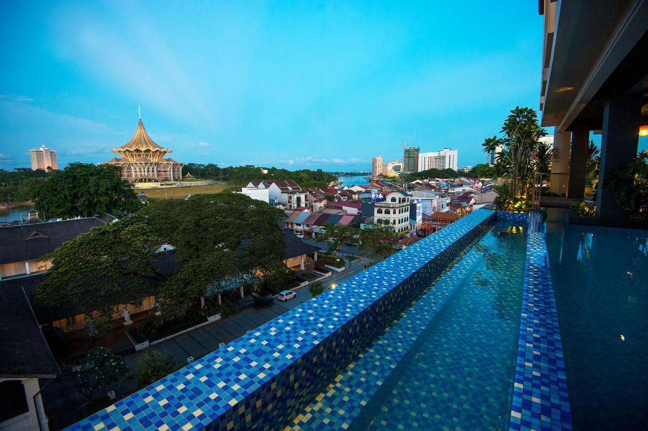 The Waterfront Hotel Kuching Ngoại thất bức ảnh View of the Sultan Omar Ali Saiffuddin Mosque from the pool deck of the hotel