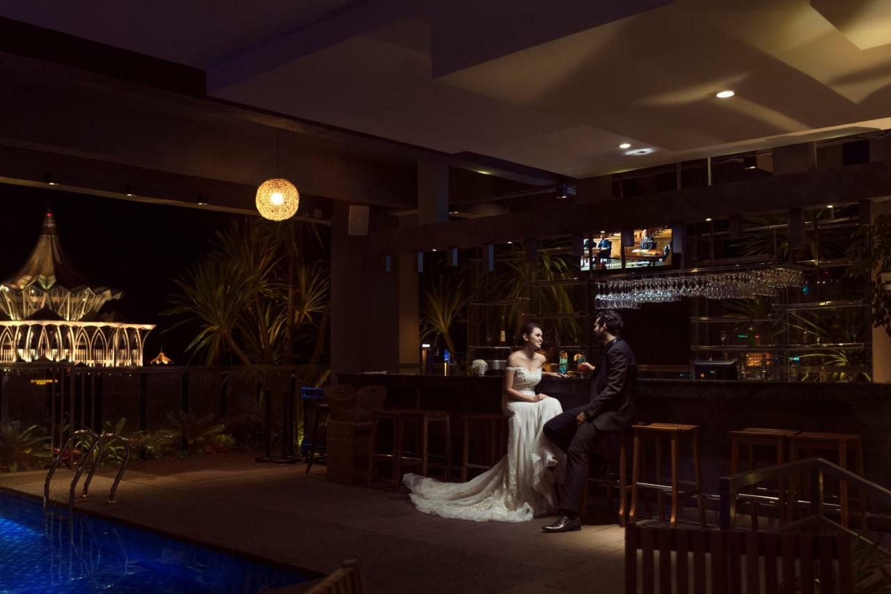 The Waterfront Hotel Kuching Ngoại thất bức ảnh The bar at the hotel