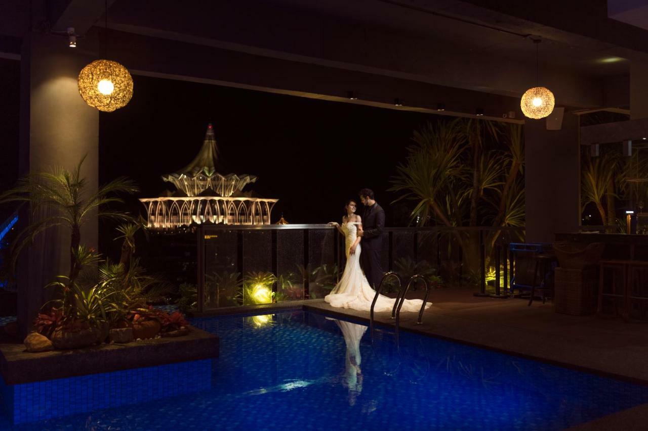 The Waterfront Hotel Kuching Ngoại thất bức ảnh The pool at the hotel